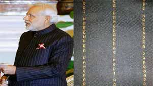 मोदी 'नाम-धारीदार' सूट