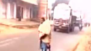 पिता ने बेटी का शव ढोया.