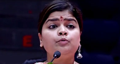 पूनम महाजन का झुमका रायपुर में गिरा